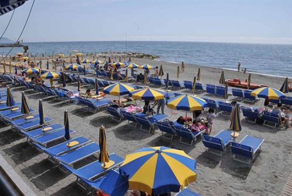 Ai Pozzi Village Resort & Spa Лоано Екстериор снимка