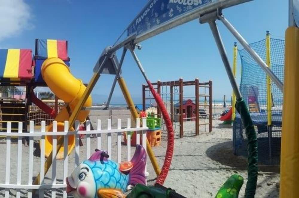 Ai Pozzi Village Resort & Spa Лоано Екстериор снимка