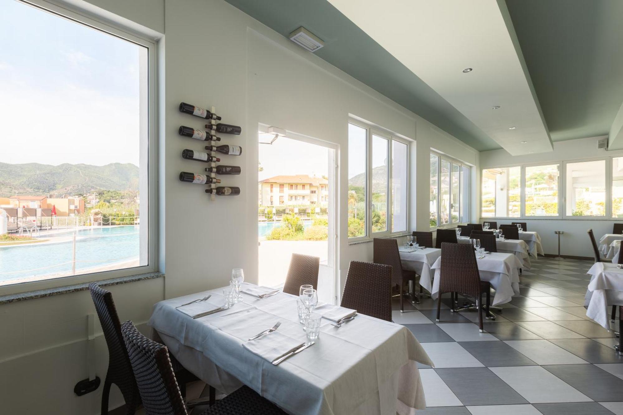 Ai Pozzi Village Resort & Spa Лоано Екстериор снимка
