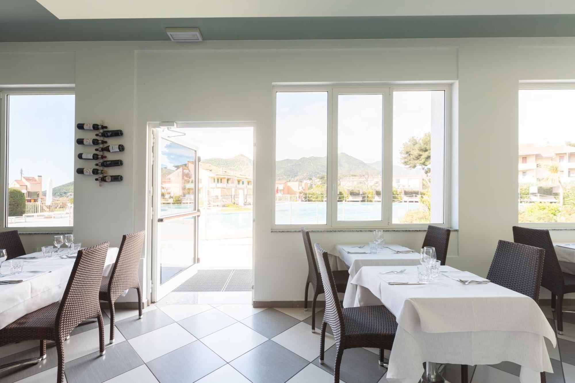 Ai Pozzi Village Resort & Spa Лоано Екстериор снимка