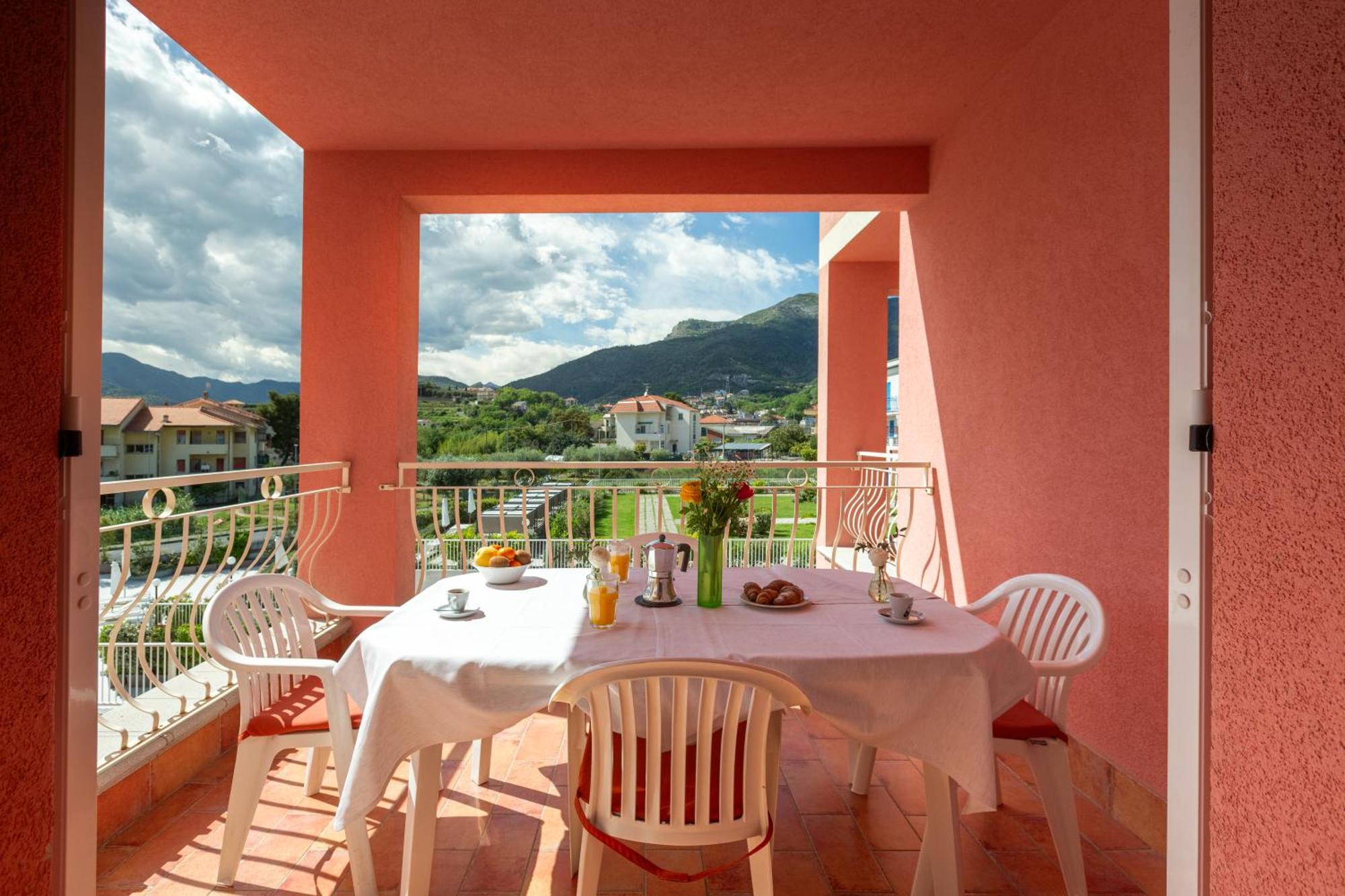 Ai Pozzi Village Resort & Spa Лоано Екстериор снимка